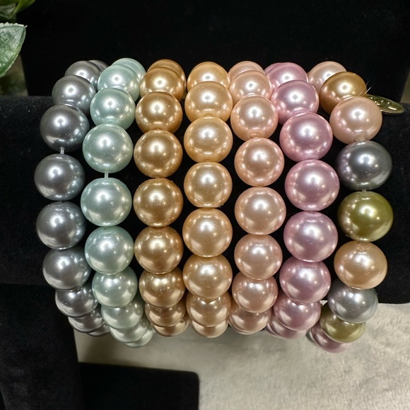 Kenneth Jay Lane Multicolor Faux Pearl Set. (1)Necklace(7)Bracelets(6)Earrings. - Picture 6 of 7